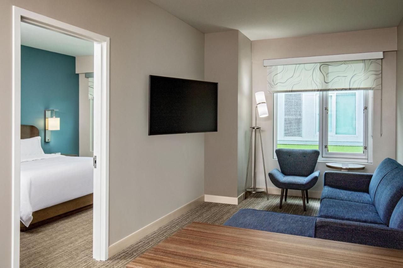 Element Hampton Peninsula Town Center Hotel Exterior photo