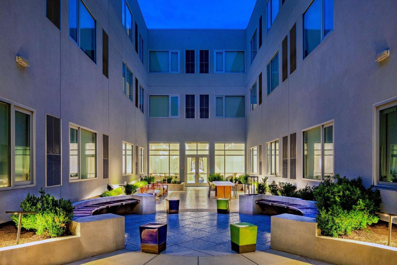 Element Hampton Peninsula Town Center Hotel Exterior photo